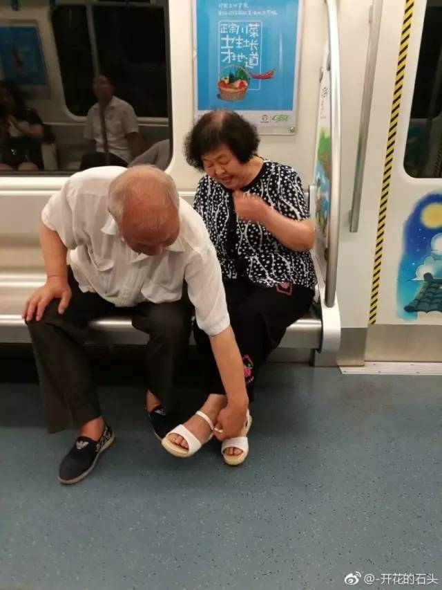 老夫妻地铁上一个动作引来党报关注 暖哭网友