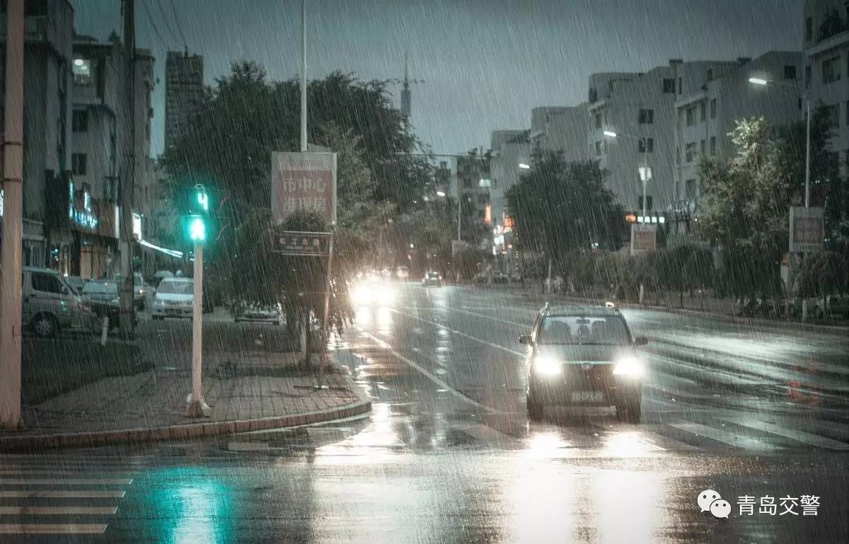 雨天开车车灯使用有学问 除了照明还有别的作用