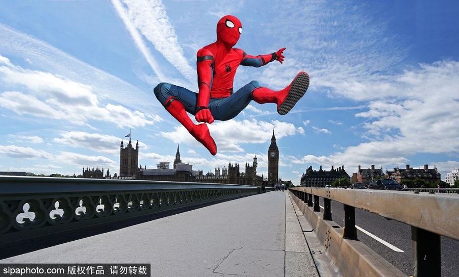  “蜘蛛侠”穿梭伦敦街头小巷 仿佛跟真的一样