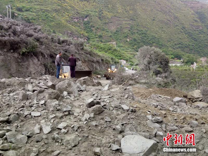 四川茂县山体垮塌100余人失踪 现场400余人救援