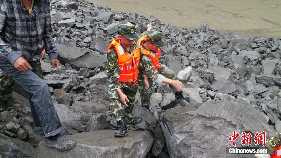 四川茂县山体垮塌100余人失踪 现场400余人救援