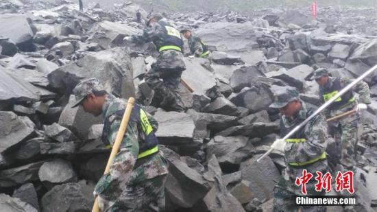 四川茂县叠溪镇山体垮塌确认有62户120余人被掩埋