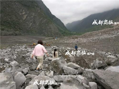 女孩徒步回新磨村已是废墟的家:我认得我爸的手