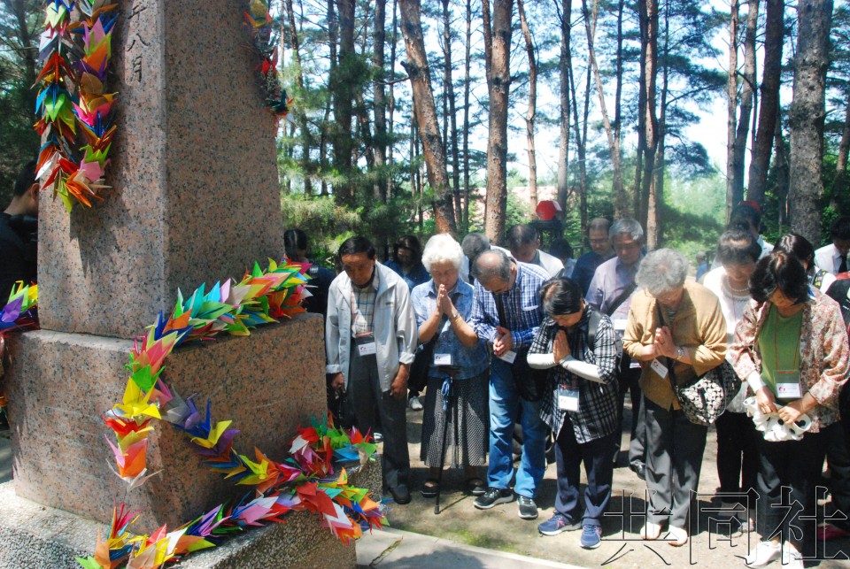 日二战遗孤在哈尔滨祭拜中国养父母 献上千纸鹤