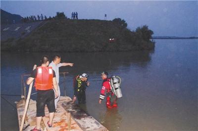 水上救援队在黄河上全力搜救