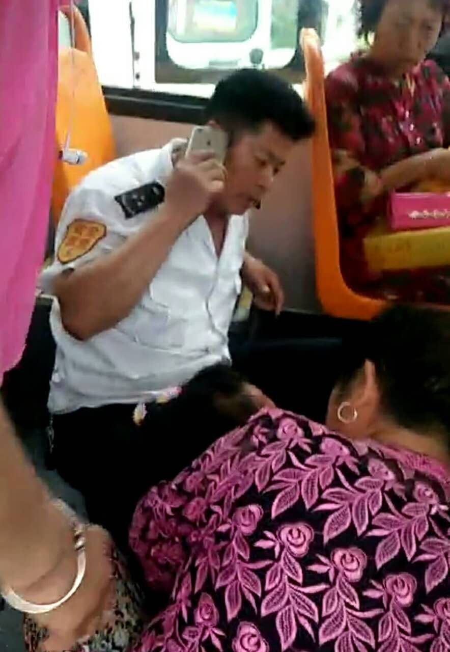 7岁女孩独自乘公交中暑晕倒 司机乘客合力送医