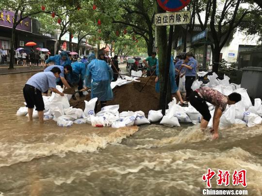 暴雨侵袭浙江 钱塘江流域暴发建国后第二大洪水