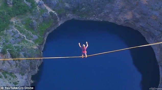 惊险！奥地利六位超胆侠250米高空走扁带