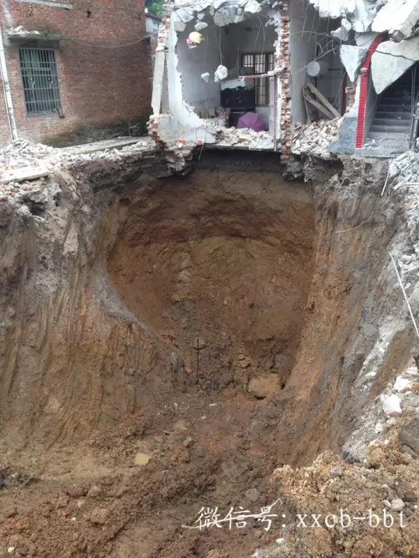 村民卧室塌陷致1人失踪 挖地15米找不到(图)图片