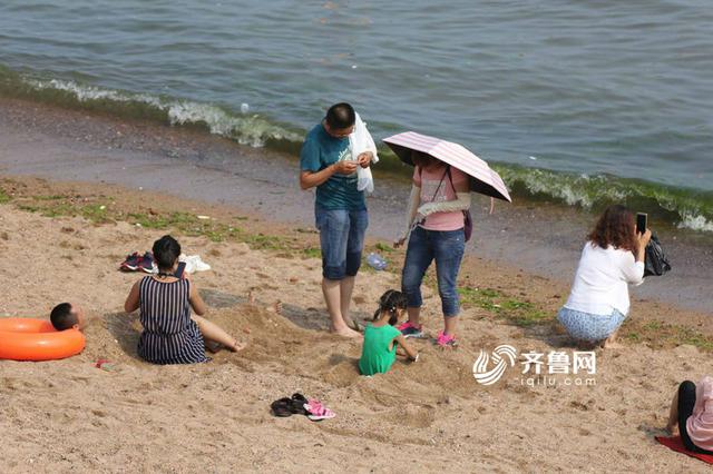 青岛提前迎旅游旺季 栈桥景区游客爆棚(组图)