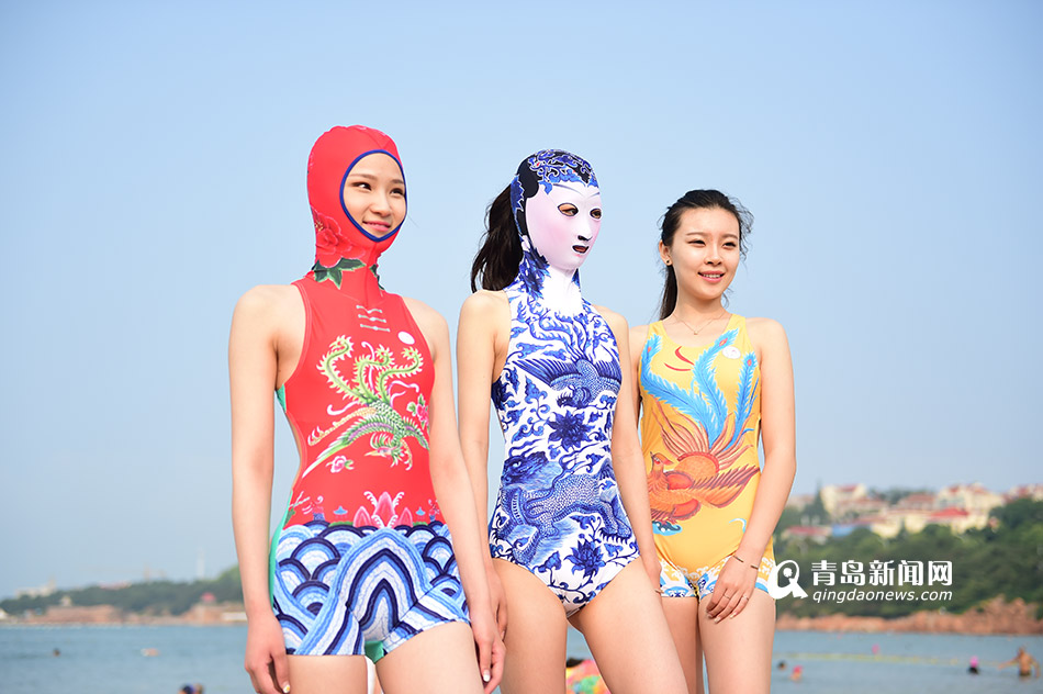高清：第七代脸基尼问世 美女模特海边试穿