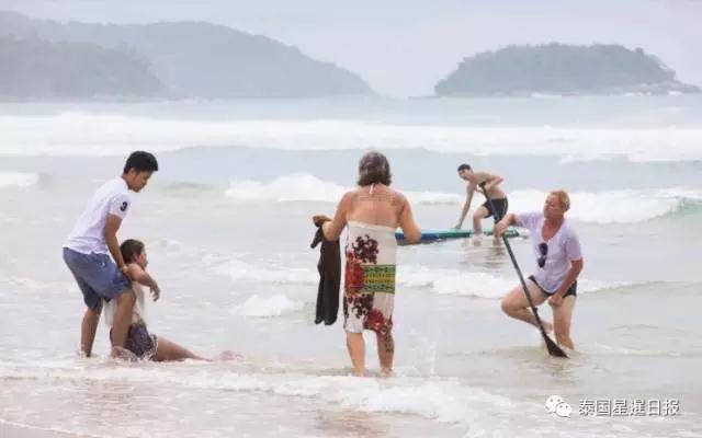 中国游客泰国不穿救生衣冲浪溺水 澳洲游客营救