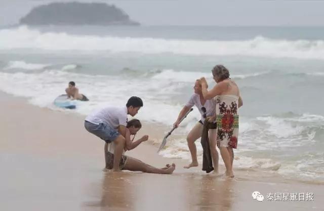 中国游客泰国不穿救生衣冲浪溺水 澳洲游客营救