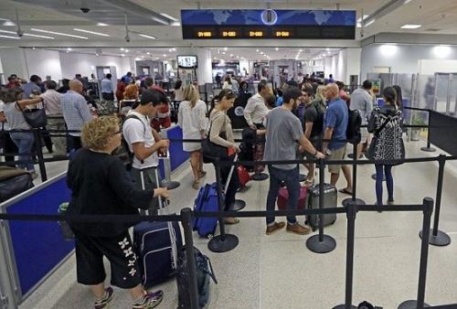 美新版移民限制令生效 签证和航空安全政策收紧