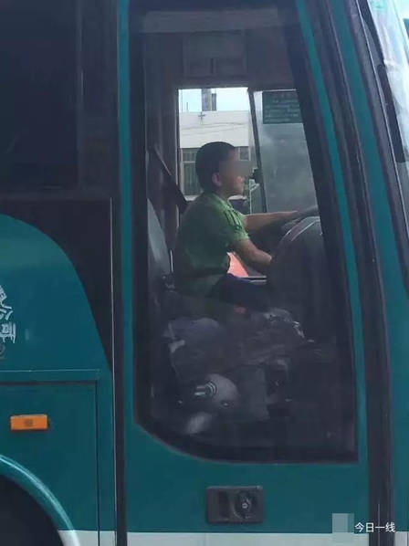9岁男童偷开大巴车 街头狂飙6公里幸未造成意外