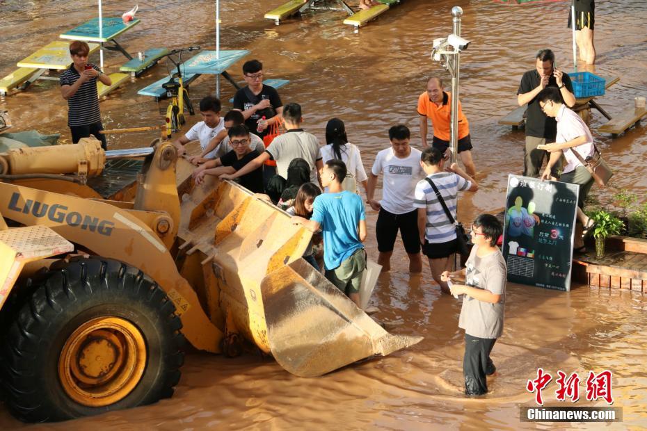 广西一高校被淹 铲车救援受困学生