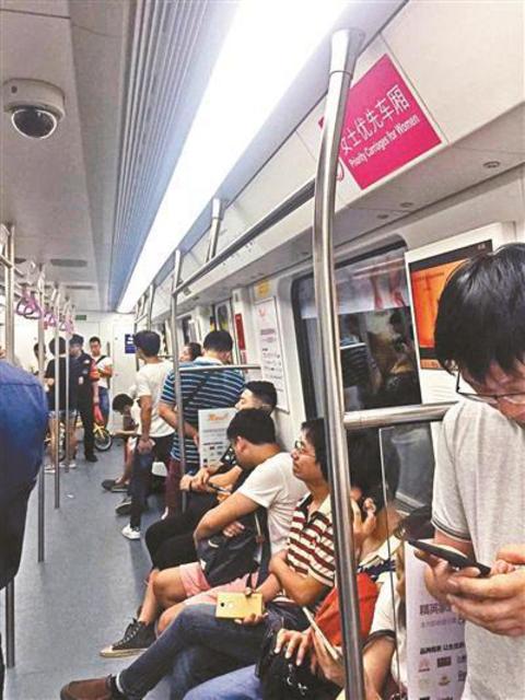 深圳地铁回应女士车厢男多女少:优先不等于专用