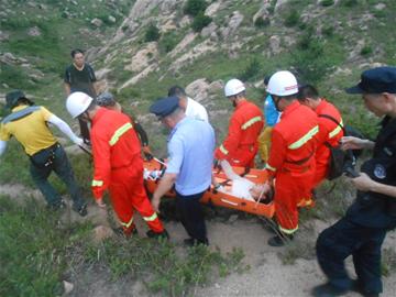 女游客登大珠山摔骨折 民警消防齐救援