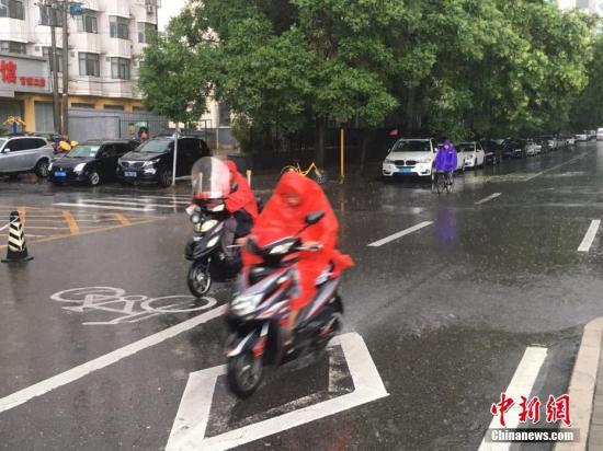 南方强降雨致八省份近千万人受灾 京津冀等地降雨