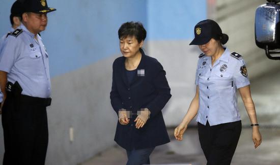 朴槿惠庭审时突然昏迷 支持者:她死了法官负责