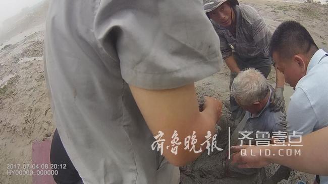 老人挖蛤蜊半身陷海滩 警民徒手挖半小时救下