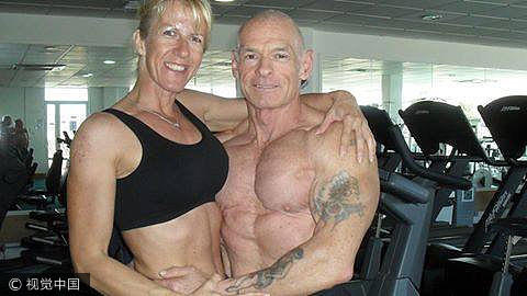 51岁女子健身练成&apos;金刚芭比&apos; 每天吃30个鸡蛋