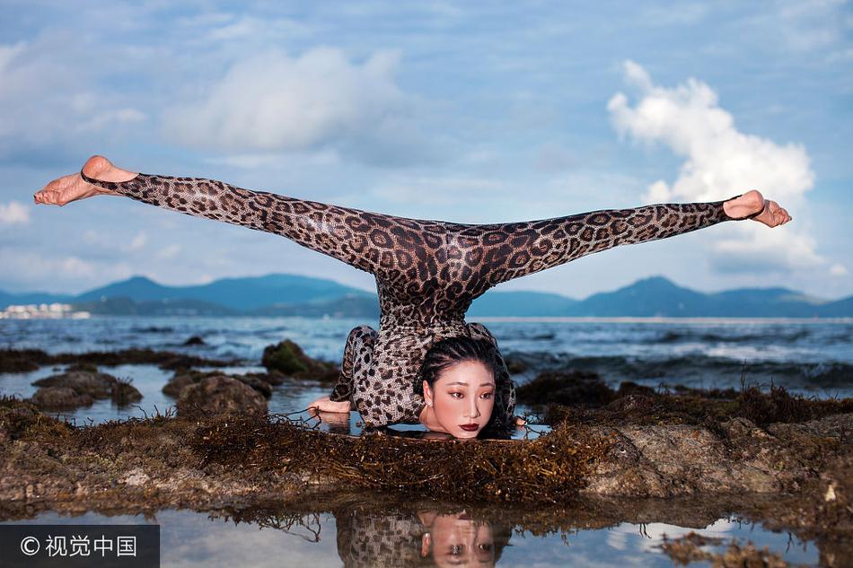 柔术美女变最软海豹海边解锁倒立一字马图