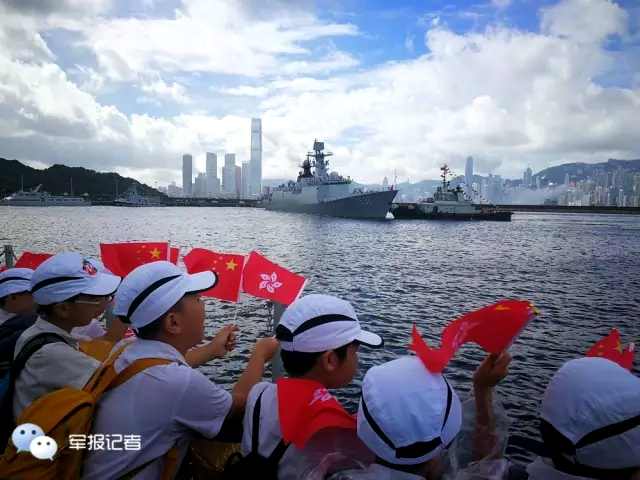 辽宁舰抵达香港 本周末首次对外开放(组图)