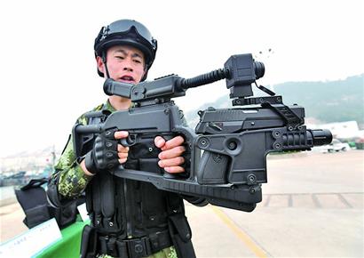 青岛边防支队处突机动队反恐训练 手枪拐弯射击
