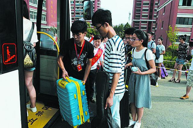 公交开进大学校园 学生放假暑运昨迎首波高峰