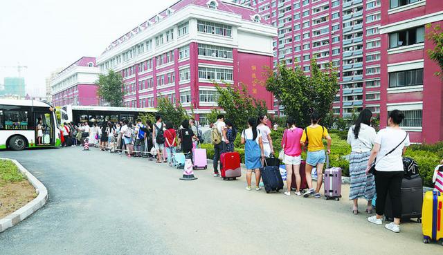 公交开进大学校园 学生放假暑运昨迎首波高峰