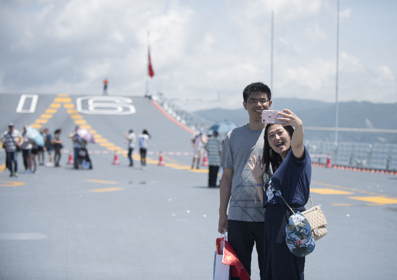 中国首艘航母向公众开放！我在辽宁舰上留张影