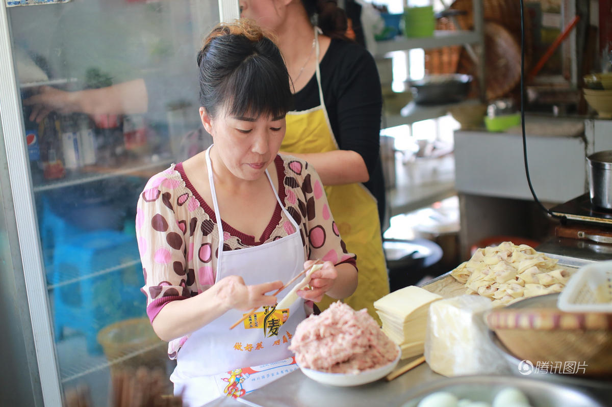 残疾大姐只用两根手指包抄手 赚出两套房(图) -