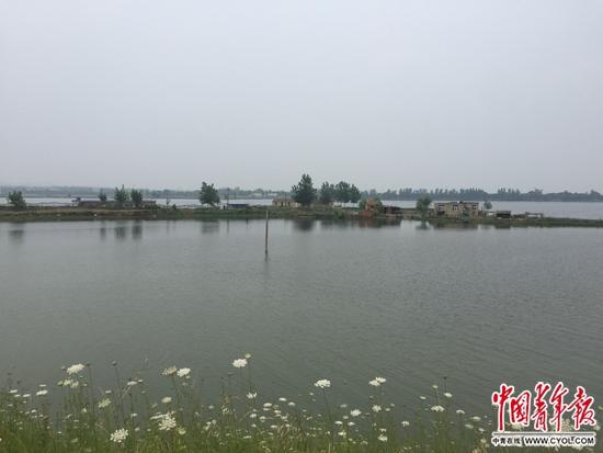 安徽淮南因挖煤形成大片塌陷湖 村民家园沉于水底