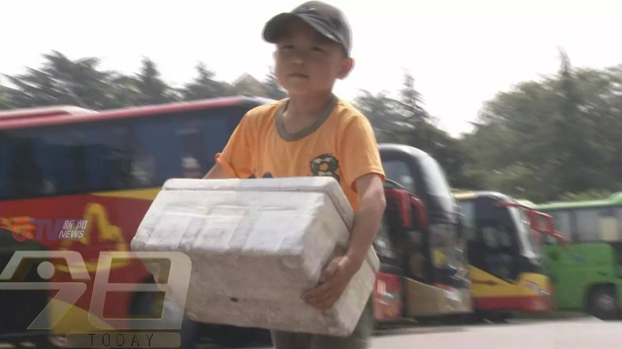 不一样的暑假追踪：天泰体育场卖冰棍的8岁男童，上学问题解决了！ 