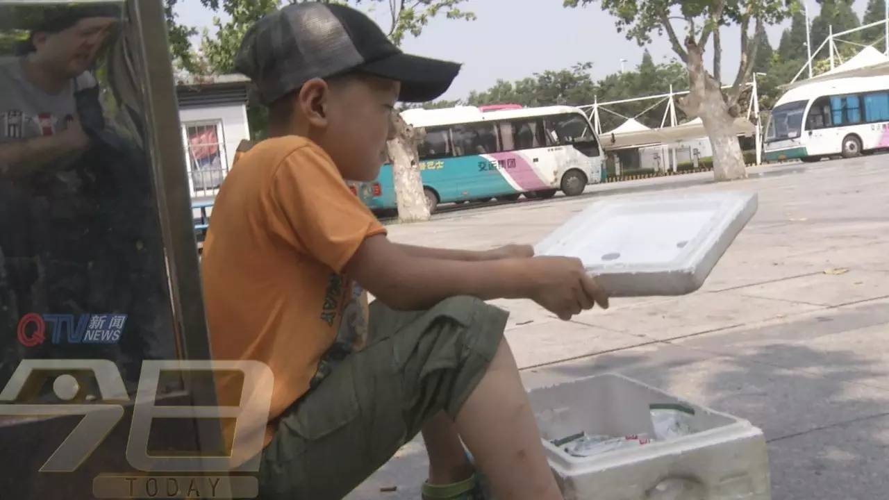 不一样的暑假追踪：天泰体育场卖冰棍的8岁男童，上学问题解决了！ 