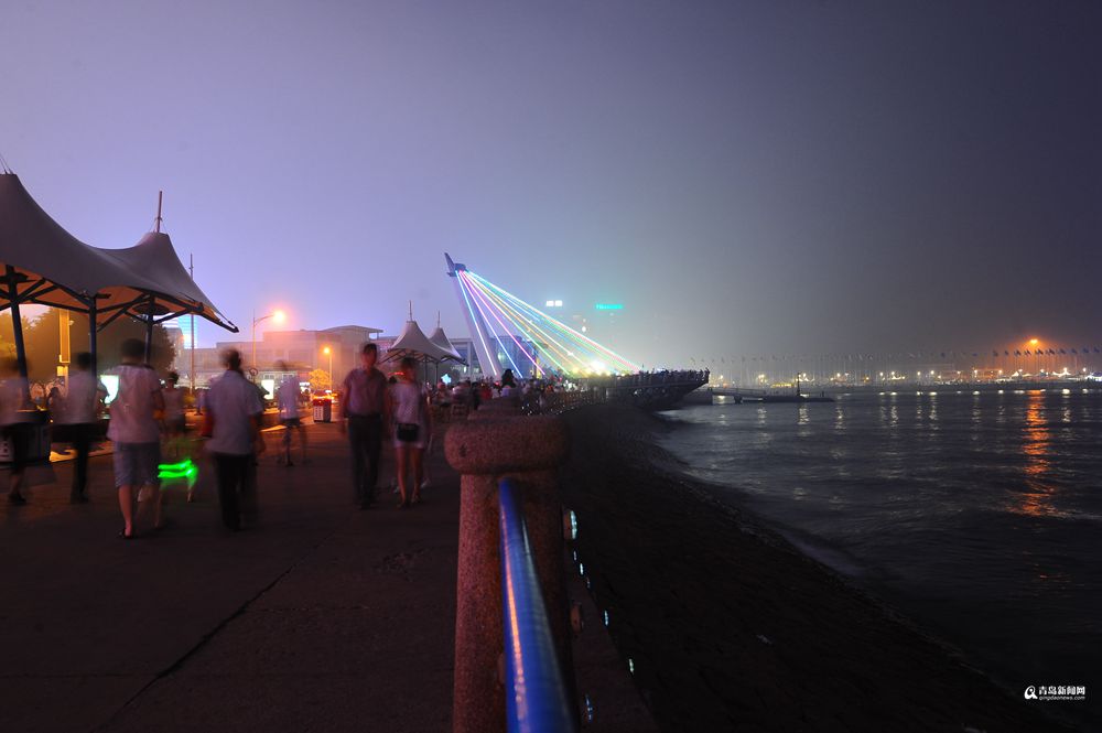 高清：浮山湾夜色朦胧 如织游人海边感受清凉