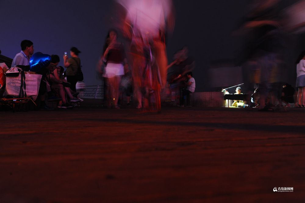 高清：浮山湾夜色朦胧 如织游人海边感受清凉