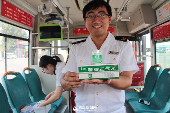 青岛持续高温 千辆公交车紧急补充防暑用品