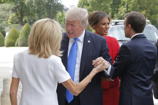 特朗普访问法国 赞法国第一夫人“身材超棒”
