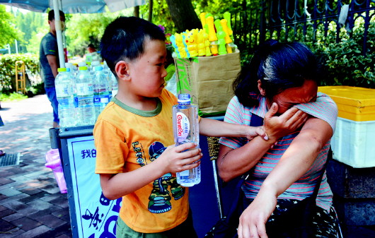 八岁娃烈日下卖冰棍感动青岛 学校将减免学费