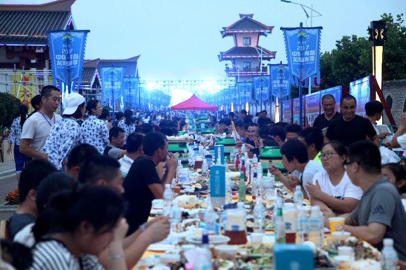 青岛龙湾嗨海季开幕 千人渔家长桌宴吃翻天(图)