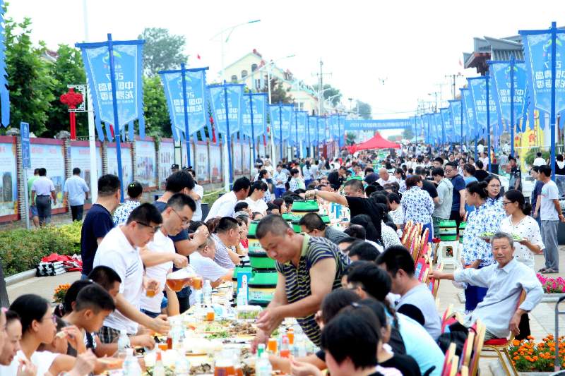青岛龙湾嗨海季开幕 千人渔家长桌宴吃翻天(图)