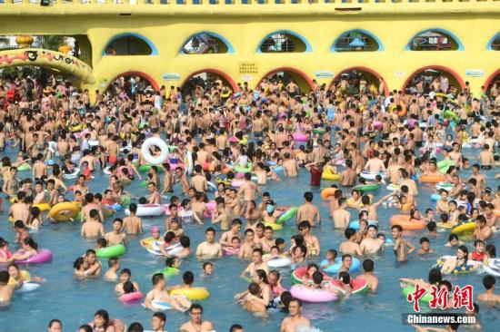 7月16日，重庆持续高温天气，当地一水上乐园内游客如下饺子。