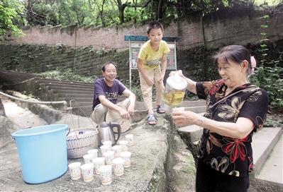 重庆南山脚下茶水婆婆：免费为路人送解暑茶