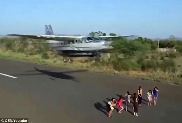女模在机场跑道拍片 飞机冲过来擦着头顶起飞