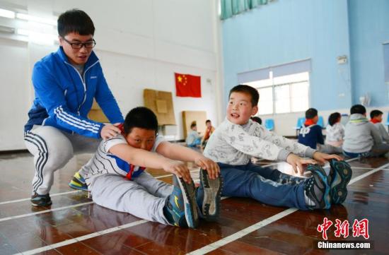 杭州建新小学一名老师正带领一群小胖墩儿们上减肥课(资料图)。