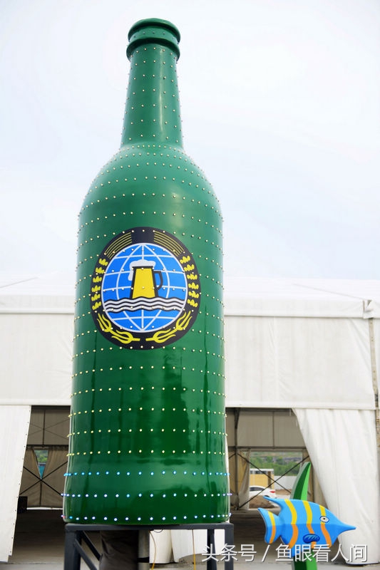 狂欢倒计时 巨型啤酒瓶亮相金沙滩啤酒城