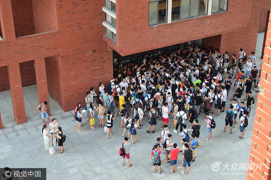 组图：青岛暑期来临 高校考研族掀占座狂潮
