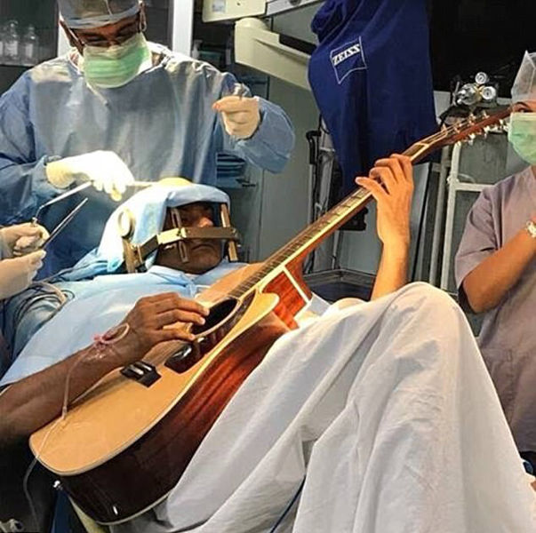男子在开颅手术中弹吉他 全程意识清醒(图)